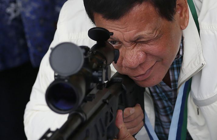 Duterte prófar kínverskan riffil árið 2017.