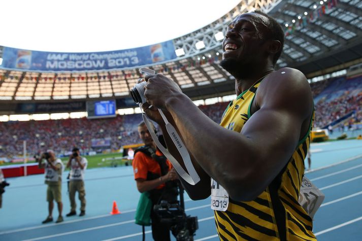 Usain Bolt með myndavélina í dag.