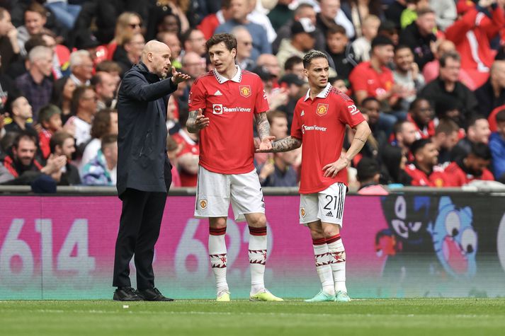 Erik ten Hag ræðir við Victor Lindelöf og Antony.