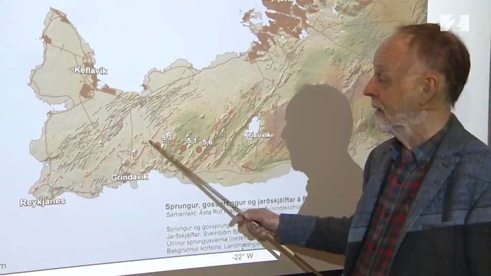 Páll Einarsson jarðeðlisfræðingur bendir á Sundhnúkasprunguna í viðtali í janúar 2020 þegar land reis fyrst við Þorbjörn.