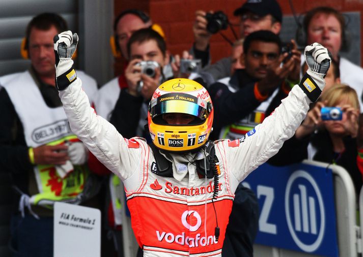 Lewis Hamilton fagnar sigri í Formúlu 1, en óljóst er hvort hann eða aðrir sigurvegarar fái gullmedalíu í stað stiga fyrir sigur árið 2009.