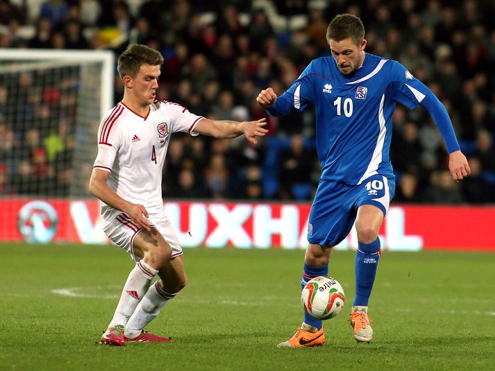 Gylfi Þór með boltann í Cardiff í kvöld.