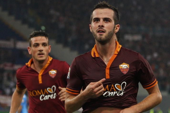 Miralem Pjanic fagnar hér marki í kvöld.