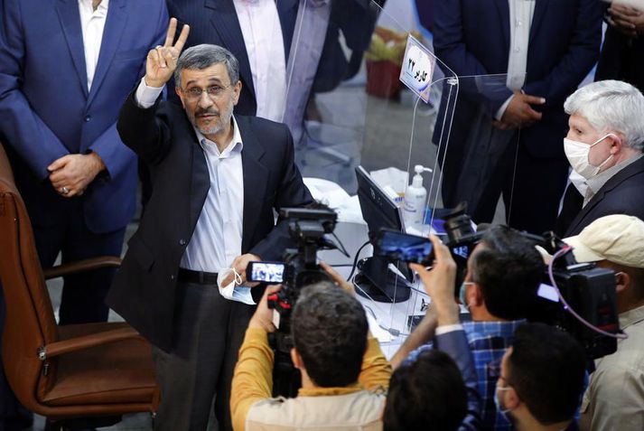 Ahmadinejad þegar hann skráði framboð sitt í dag. Hæfnisnefnd stjórnvalda hafnaði framboði hans árið 2017.