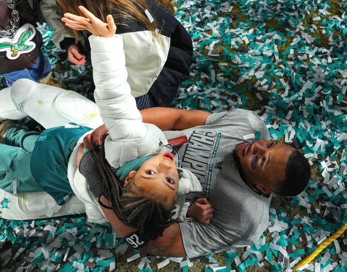 Saquon Barkley fagnar með Jada dóttur sinni þegar Philadelphia Eagles tryggði sér sæti í Super Bowl leiknum.