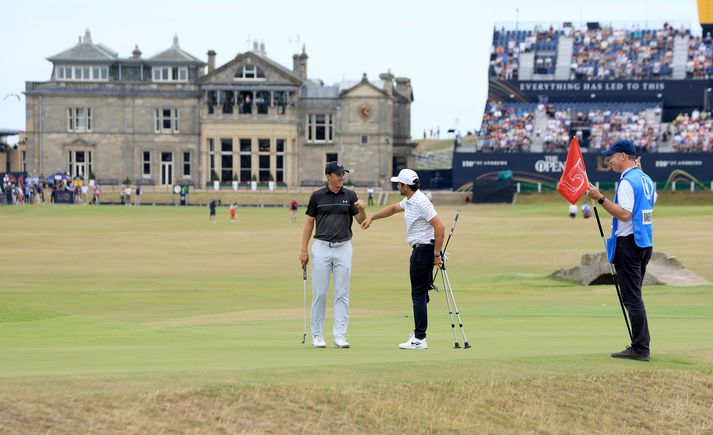 Jordan Spieth og Juan Postigo Arce hita upp fyrir alvöruna. 