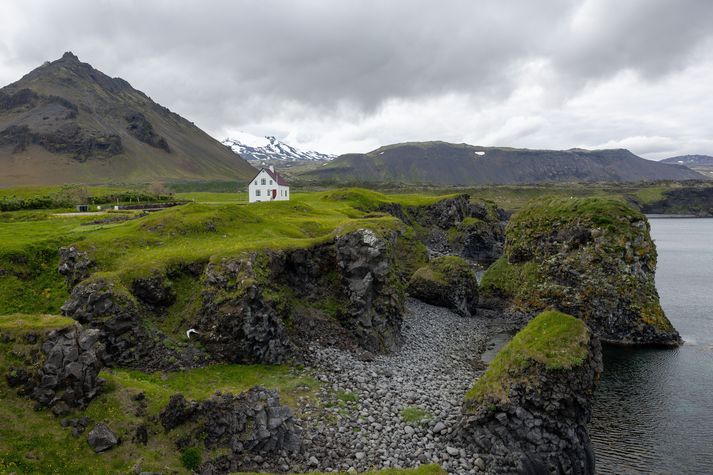 Arnarstapi á snæfellsnesi. Úrkomuský safnast upp yfir snæfellsnesi núna og er gert ráð fyrir töluverðri úrkomu í kvöld og fram yfir helgi. Mynd úr safni.