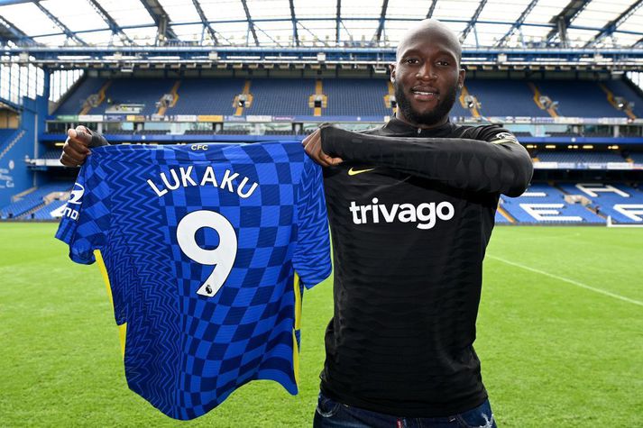 Chelsea Training Session LONDON, ENGLAND - AUGUST 18: Romelu Lukaku of Chelsea holds his number 9 shirt after a training session at Stamford Bridge on August 18, 2021 in London, England. (Photo by Darren Walsh/Chelsea FC via Getty Images)