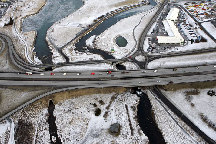 Í nótt snjóaði víðsvegar á landinu og hiti fór undir frostmark. Því er fólk á ferðinni beðið að fara varlega í umferðinni.