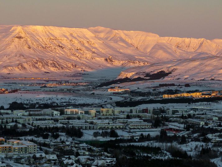 Með suðlægu áttunum hlýnar og eftir frosthörkur morgunsins verður hiti í kringum frostmark í kvöld.