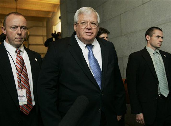 Dennis Hastert, forseti fulltrúadeildar Bandaríkjaþings, mætir til fundar við þingnefnd í Washington í dag.