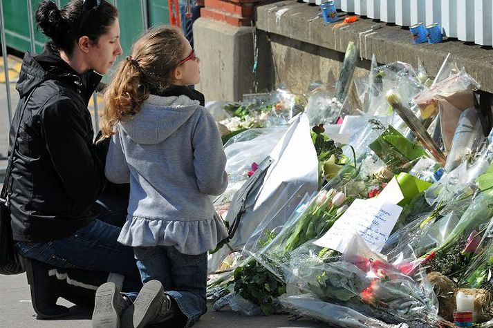 Sárt saknað Mæðgur leggja blóm við barnaskóla í Toulouse, þar sem þrjú börn og einn kennari létu lífið fyrr í mánuðinum.
nordicphotos/AFP