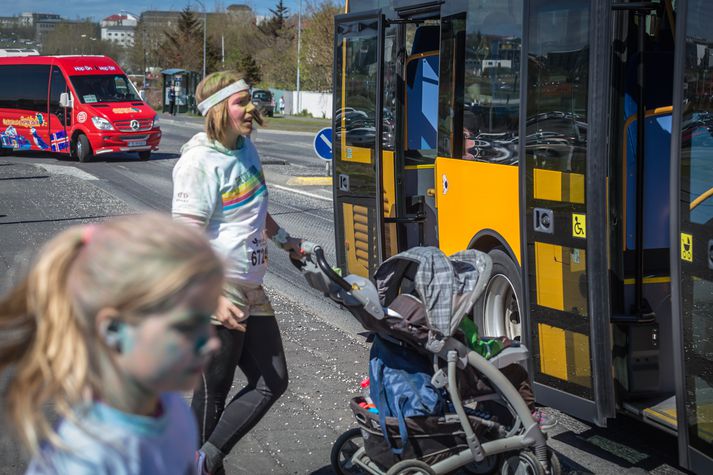 Ef þú varst í litahlaupunum voru litlar líkur á að þú fengir að fara með strætó vegna reglna um hreinlæti í strætisvögnum.