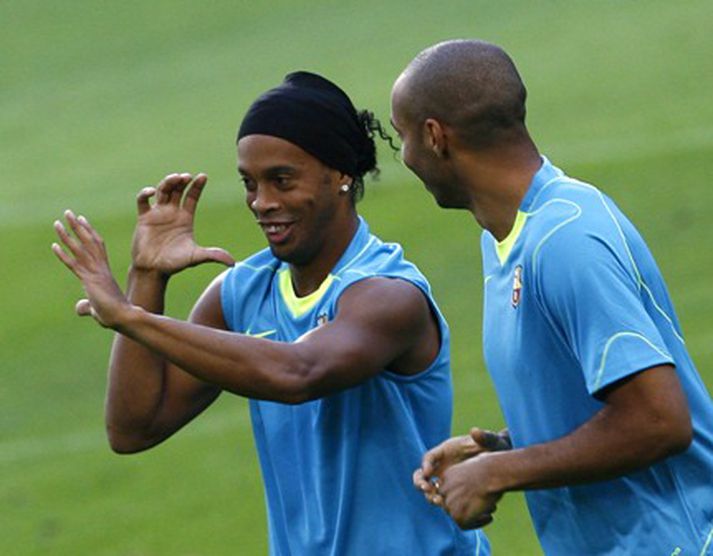 Ronaldinho og Henry slá á létta strengi á æfingu.