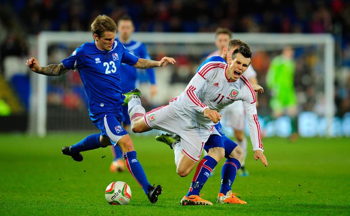 Ari Freyr Skúlason fellir Gareth Bale í landsleik Íslands og Wales.