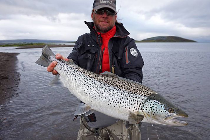 NIls með vænan urriða sem hann fékk um helgina í Þingvallavatni.