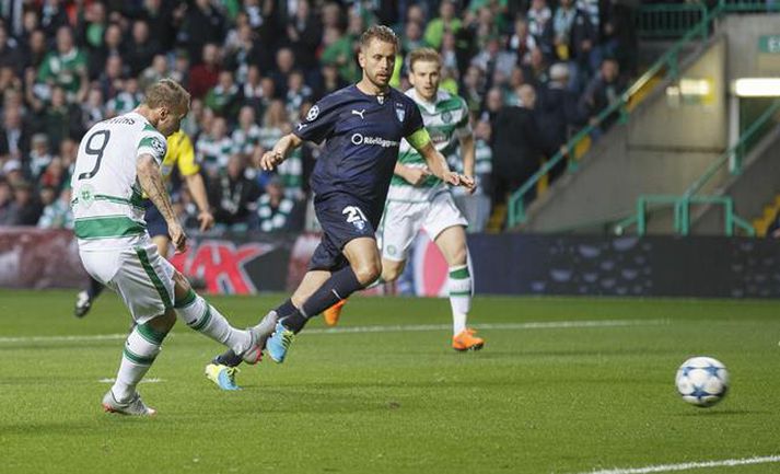 Kári horfir á Leigh Griffith skora fyrsta mark Celtic.