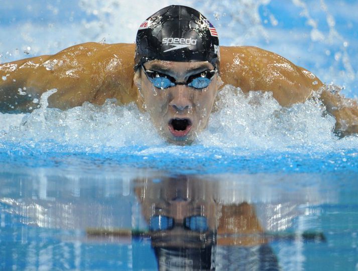 Áttfaldi Ólympíumeistarinn í sundi, Michael Phelps, landaði sínum þriðju gullverðlaunum á heimsmeistaramótinu í Kína þegar hann kom fyrstur í mark í 100 metra flugsundi.