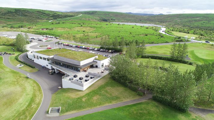 Umfangsmiklar breytingar eru framundan á golfvöllum GKG. Leggja á níu nýjar brautir í stað þeirra sem klúbburinn missir í Vetrarmýri. Þær eiga meðal annars að liggja sunnan við klúbbhúsið sem sést á myndinni og upp í Smalaholt þar sem skógur hefur verið ræktaður síðustu áratugi. Holtið sést efst til vinstri.