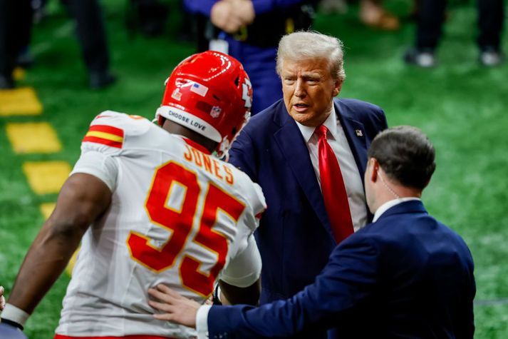 Donald Trump Bandaríkjaforseti mætti á Super Bowl. Hann heilsar hér Chris Jones, varnarmanni Chiefs, fyrir leikinn.