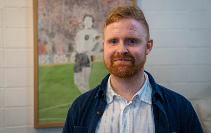 Listamaðurinn Guðmundur Einar. Fyrir aftan hann rignir upp í nefið á Andreas Möller eftir að hann tryggði Þýskalandi sigur á Englandi í vítaspyrnukeppni í undanúrslitum á EM 1996.