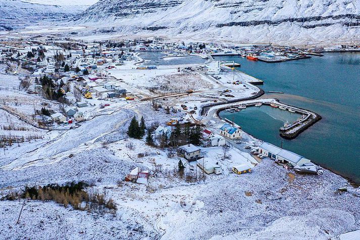 Sérstökum viðbúnaði vegna krapaflóða og votra snjóflóða á Stöðvarfirði, Fáskrúðsfirði og Seyðisfirði hefur verið aflétt. Óvissustig er enn í gildi. Mynd af Seyðisfirði úr safni.