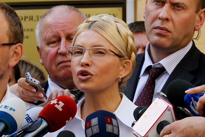 Yulia Tymoshenko, fyrrverandi forsætisráðherra Úkraínu ræðir við fjölmiðla, hún var handtekin fyrir vanvirðingu við réttinn sama dag.