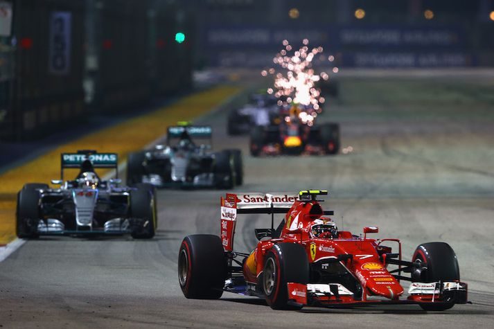 Mercedes bílar Hamilton og Rosberg á eftir Ferrari bíl Kimi Raikkonen á Marina Bay brautinni í fyrra.