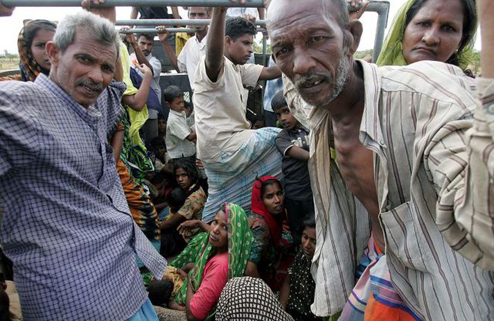 Á flótta Íbúar strandbæjarins Muttur á NA-Srí Lanka á flótta undan átökunum í gær.