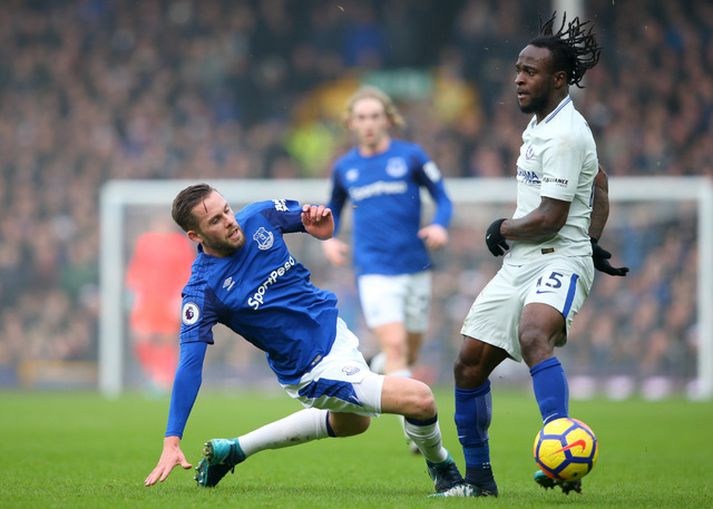 Gylfi í baráttunni við Victor Moses.