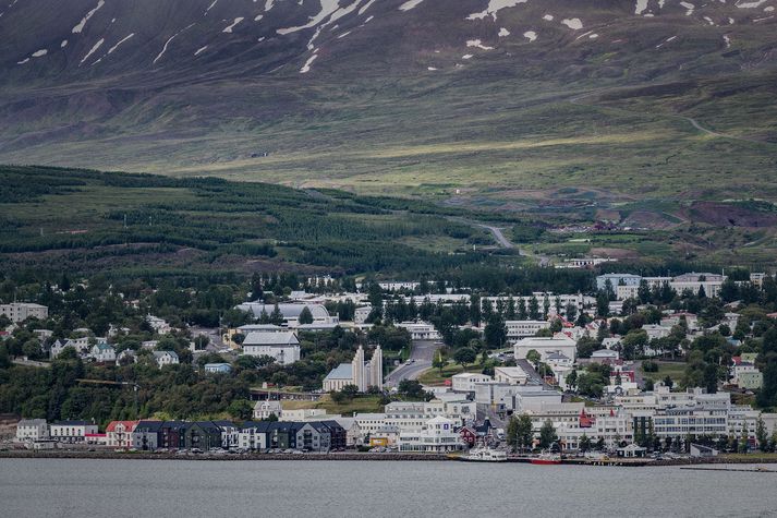 Meint brot mannsins áttu sér stað í heimahúsi á Akureyri í mars 2023, þar sem fjórar stúlkur á ellefta ári voru að gista saman. Málið var endanlega fellt niður í desember síðastliðnum. Sú ákvörðun var stúlkunum og foreldrum þeirra afar þungbær.