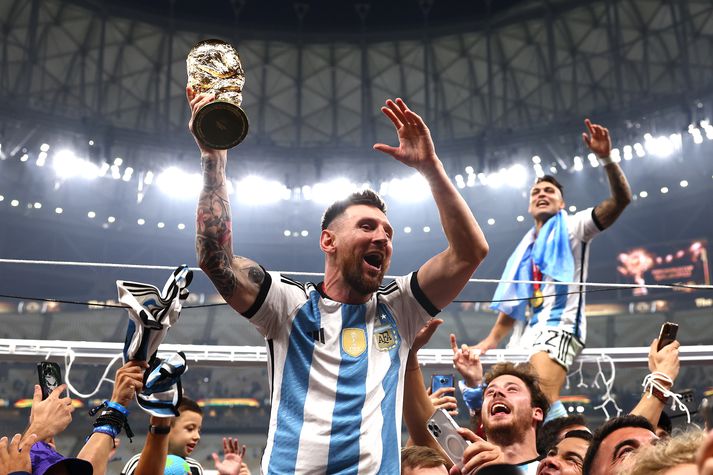 Lionel Messi fagnar heimsmeistaratitlinum með Argentínu í desember 2022.