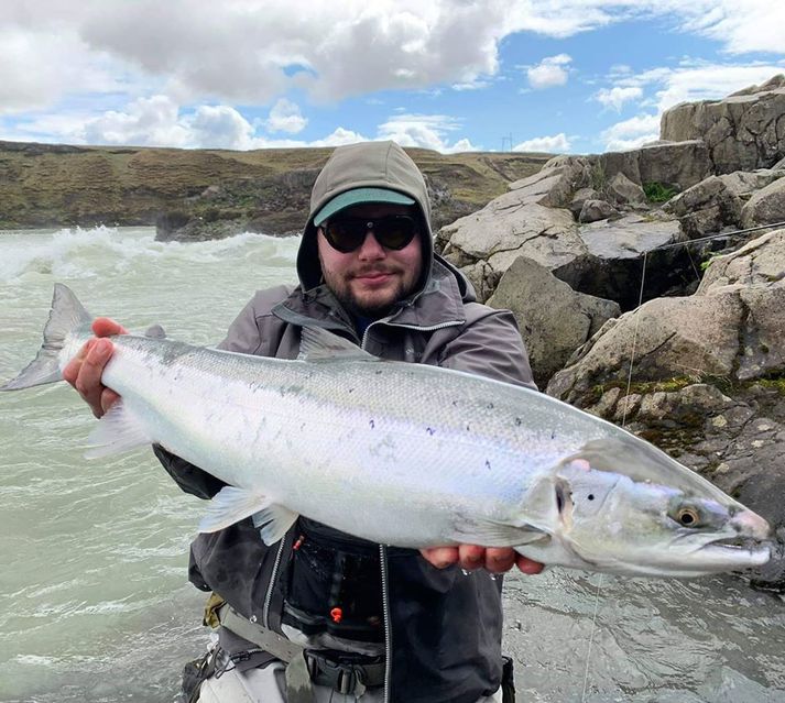 Hrafn H. Hauksson með vænan lax úr Urriðafossi í gær.