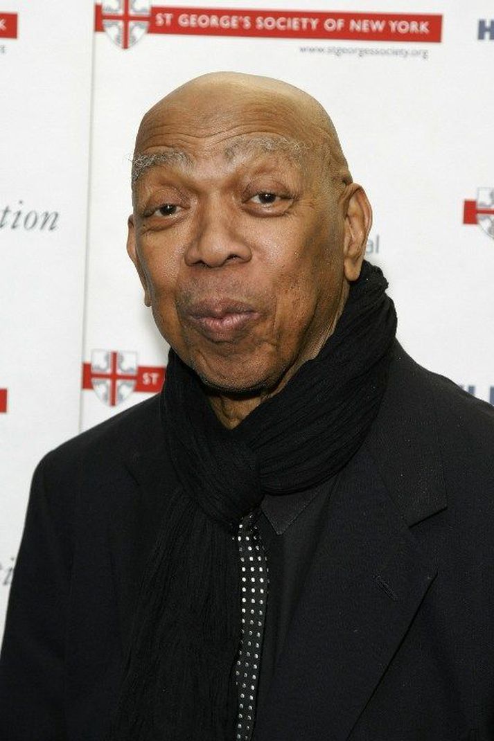 Geoffrey Holder var sögumaðurinn í mynd Tim Burton um Kalla og sælgætisgerðina frá árinu 2005.