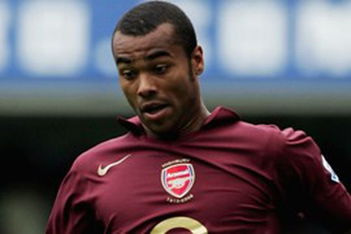 Ashley Cole er á bekknum hjá Arsenal í dag