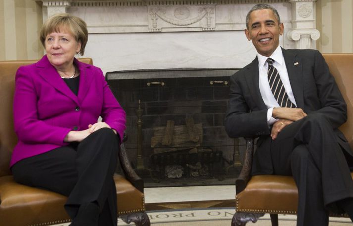 Barack Obama fundaði nú síðdegis með Angelu Merkel Þýskalandskanslara sem hefur talað gegn því að Bandaríkjastjórn útvegi Úkraínuher vopn.
