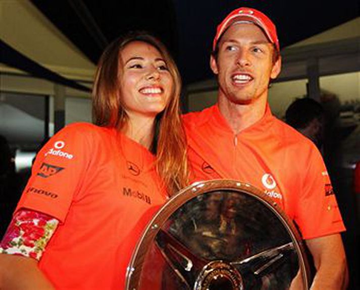 Jenson Button og kærasta hans Jessica Mishibata hafa fagnað tveimur sigrum í Formúlu 1, en hún hefur verið á svæðinu í báðum mótum.