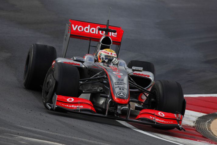 Lewis Hamilton þarf að borga 35 miljónir fyrir ökuskírteini í ár.