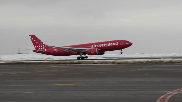 Airbus-breiðþota Air Greenland lenti á nýju flugbrautinni í Nuuk um þrjúleytið í dag.