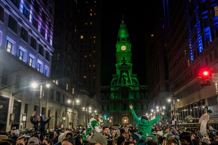 Stuðningsmenn Philadelphia Eagles fagna úti á götum eftir sigurinn á Washington Commanders.