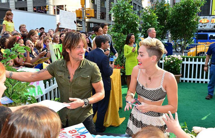 Keith Urban á góðri stundu fyrir léttum ellefu árum síðan árið 2013 með sinni konu Miley Cyrus.