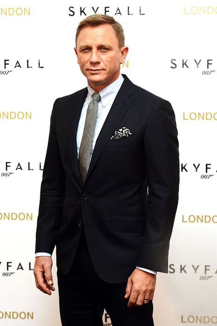 LONDON, ENGLAND - OCTOBER 22: Daniel Craig poses at a photocall for the new James Bond film 'Skyfall' at The Dorchester Hotel on October 22, 2012 in London, England. (Photo by Dave J Hogan/Getty Images) Daniel Craig