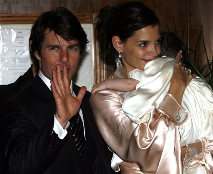 Tom Cruise og Katie Holmes ásamt dóttur sinni, Suri, í Róm á Ítalíu í gær.