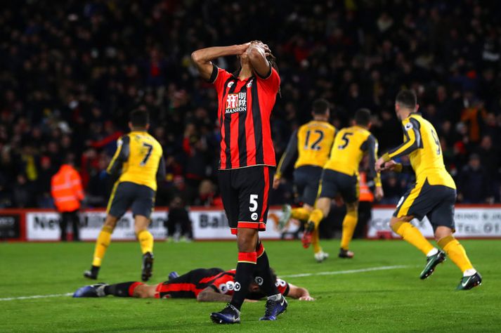 Nathan Ake svekkir sig yfir jöfnunarmarki Arsenal í kvöld.