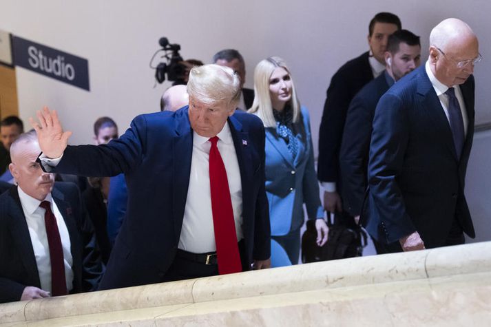 Trump með dóttur sinn Ivönku á efnahagsráðstefnunni í Davos í Sviss.