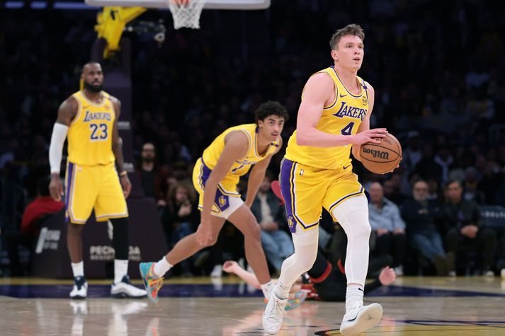 Dalton Knecht hefur staðið sig vel á sínu fyrsta tímabili með Los Angeles Lakers og hann fær nú að spila áfram með liðinu.