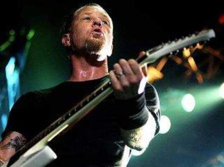 metallica aftur á íslandi Samt ekki alveg. Hljómsveitin kom fram í Egilshöll árið 2004. Yfir 18.000 mættu á tónleika sem eru þeir stærstu í Íslandssögunni. Aðdáendur geta séð hljómsveitina í bíó í sumar.fréttablaðið/hari