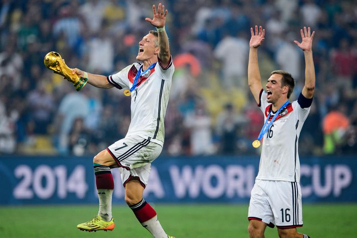 Bastian Schweinsteiger og Philip Lahm fagna með heimsbikarinn 2014.