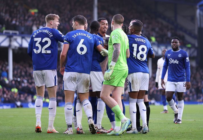 Levi Colwill hjá Chelsea lenti í smá útistöðum við leikmenn Everton á leiknum á Goodison Park í dag.