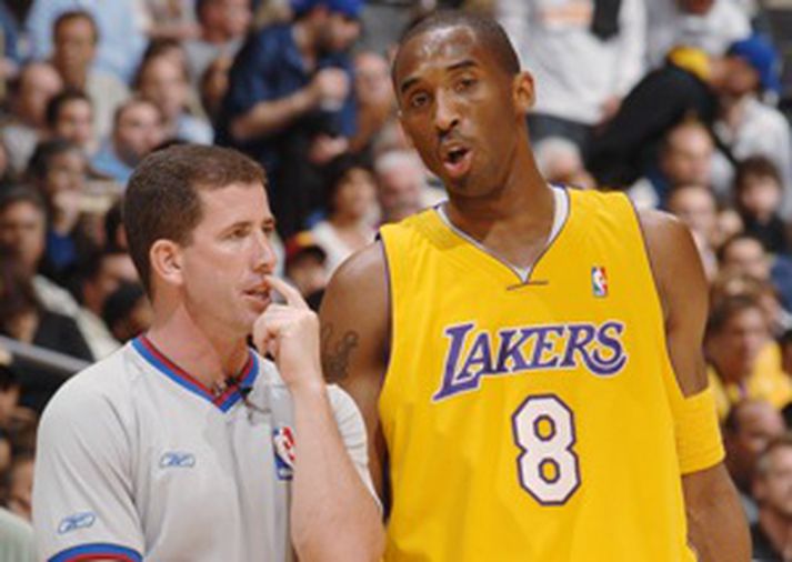 Tim Donaghy hóf afplánun í Flórída fyrir nokkrum dögum. Hann ræðir hér við Kobe Bryant í leik fyrir nokkrum árum